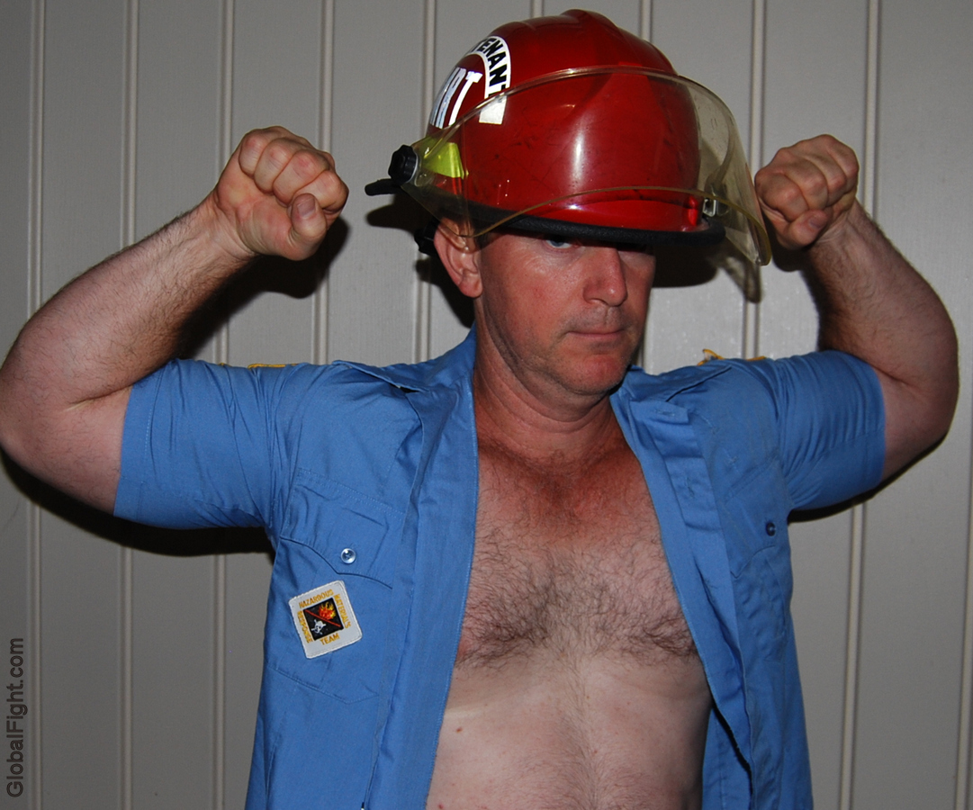 musclebear webcam fireman flexing